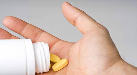 Ldos. Alzamora – Buiza Farmacia - Persona sosteniendo frasco de pastillas